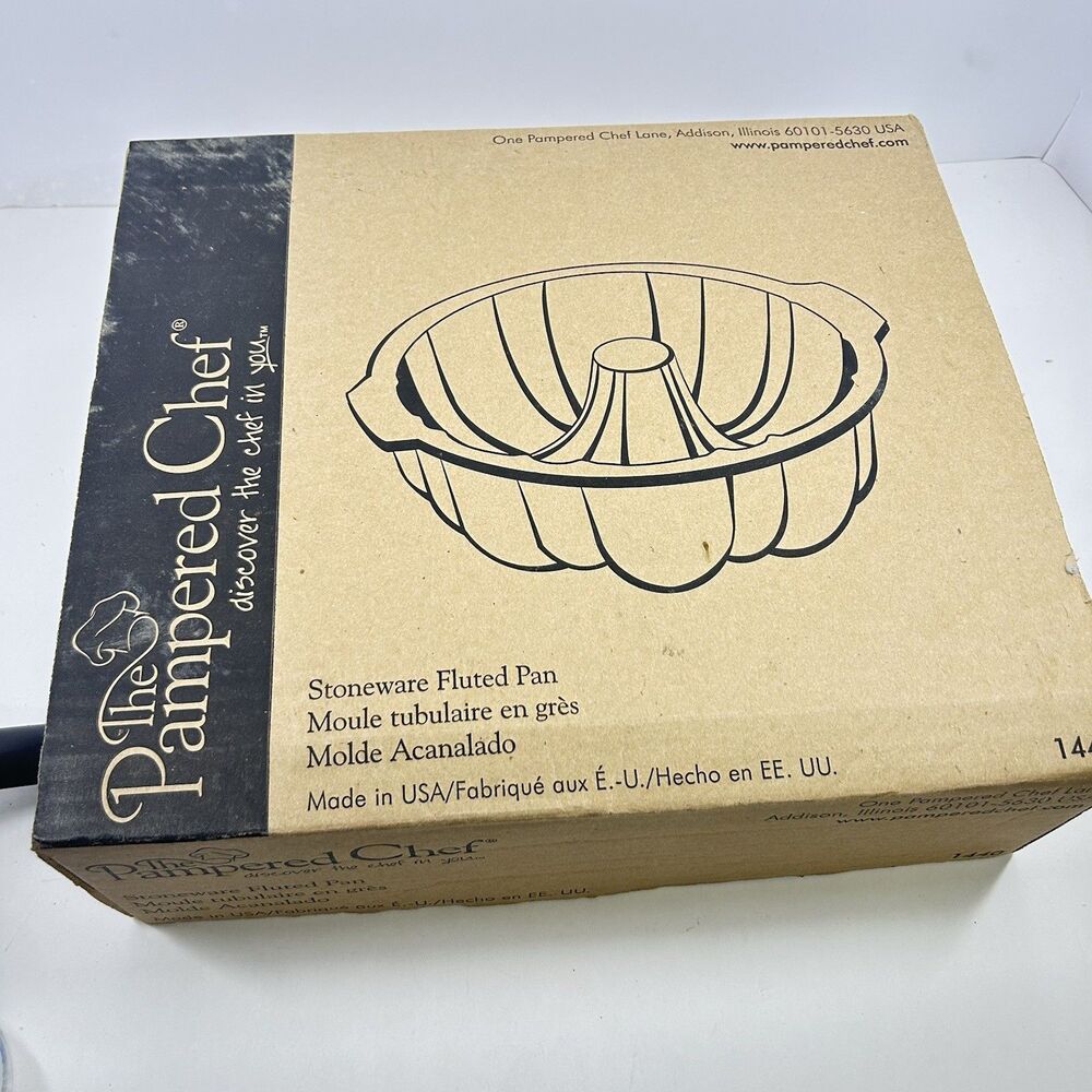 New Pampered Chef Stoneware Fluted Pan 1440 Bundt Cake Baker Box Scraper
